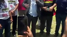 Deputado do PT dialoga com manifestantes após protesto na porta da BYD em evento com lula