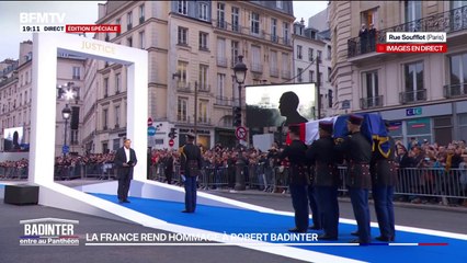 Le cercueil de Robert Badinter traverse l'arche de la justice
