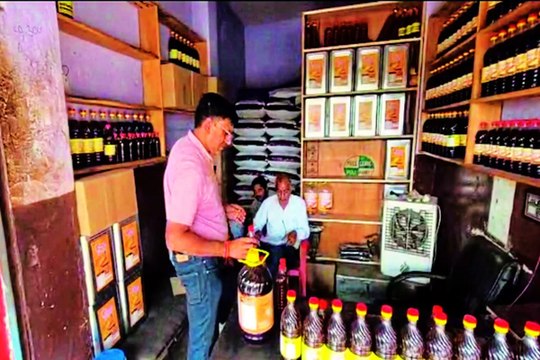 टीम ने खाद्य सामग्री के लिए नमूने, दूषित सामग्री नष्ट करवाई.... देखें वीडियो....