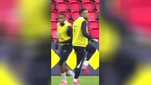Kylian Mbappé grimaçant à l’entraînement