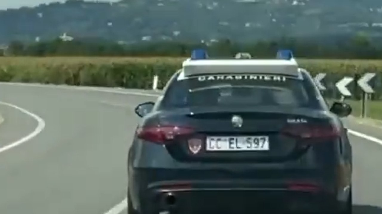 Un carabiniere al telefono con una 14enne che vuole suicidarsi: «Sei una ragazza in gamba visto che hai chiamato, ora fatti aiutare»