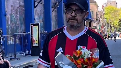 Afición de River Plate despide a Miguel Ángel Russo con flores en La Bombonera