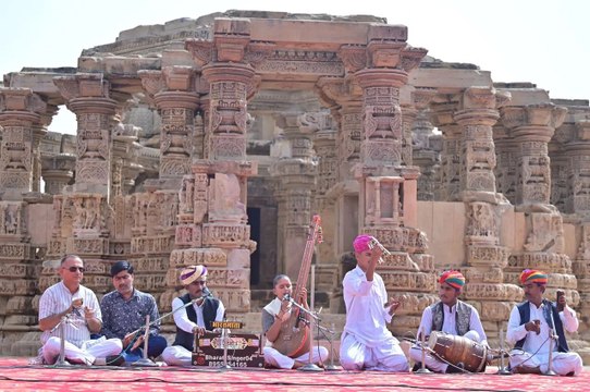 किराडू में गूंजे तराने, आदर्श स्टेडियम में लोक गीतों की प्रस्तुतियां