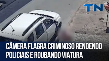 Câmera flagra criminoso rendendo policiais e roubando viatura