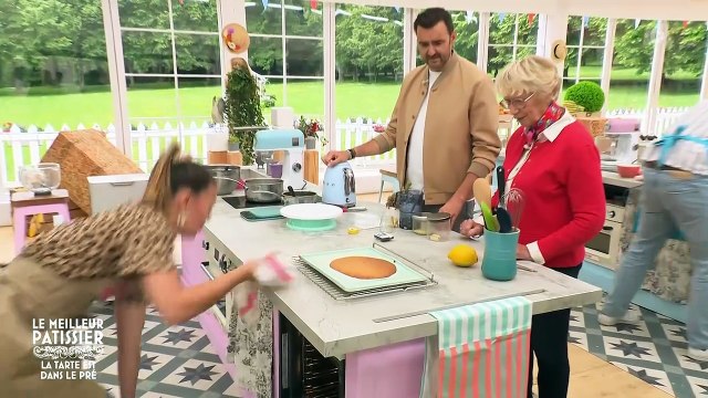 VOICI - Moi, je suis allergique : une candidate du Meilleur pâtissier revisite une tarte avec du pollen, Cyril Lignac et les internautes perplexes (ZAPTV)