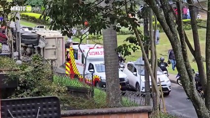 ¡Atención! Una volqueta se volcó empezando la Loma de San José, en Sabaneta