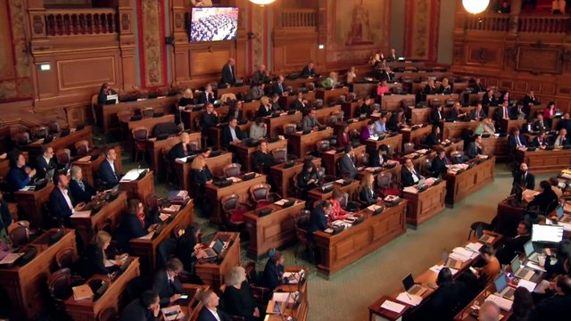 Anne Hidalgo choque en évoquant son salaire de Maire de Paris à 9.727,56 euros brut : Je vous mets au défi de vivre avec 4.900 euros par mois, net après impôts !