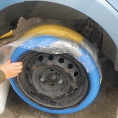Des nouilles de piscine en guise de pneus de voiture ? Oui, ça roule !