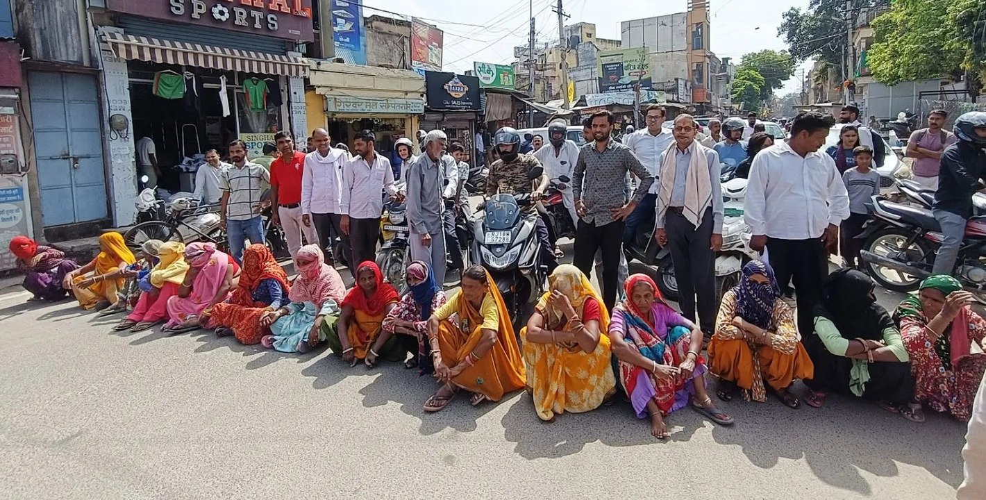 स्थानीय फुटकर दुकानदारों ने कार्रवाई का विरोध किया