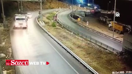 Mersin'de bariyere çarpan pikabın sürücüsü öldü