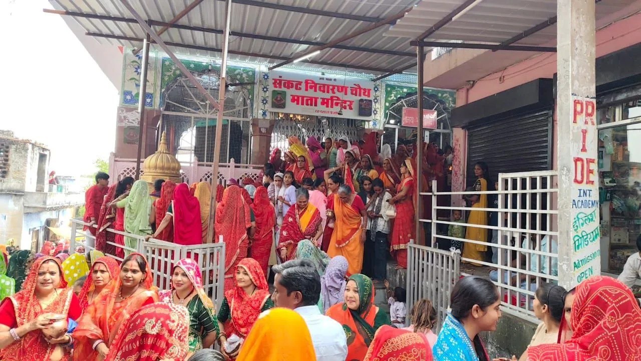 करवा चौथ पर सकट चौथ माता मंदिर में उमड़ी श्रद्धालुओं की भीड़