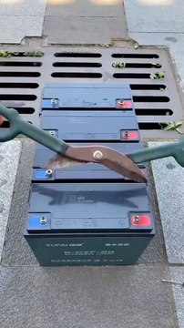 🔋 Bình ắc quy khỏe – xe chạy bền! Bạn đã kiểm tra nước điện phân, vệ sinh đầu cực, đo điện áp chưa? 👉 Những bước đơn giản nhưng cực kỳ quan trọng! 💬 Bạn có mẹo nào giữ bình ắc quy luôn “sung sức”? Comment chia sẻ nhé!