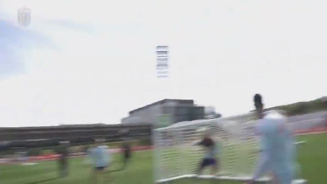 La chilena de Unai Simón en el entrenamiento que trae loco a 'X' y en Bilbao se tiran de los pelos