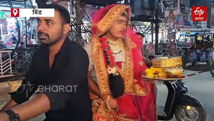 भिंड के दो दोस्तों ने कुछ ऐसे मनाया करवा चौथ, एक ने लहंगा पहन छलनी से देखा दूसरे का चेहरा