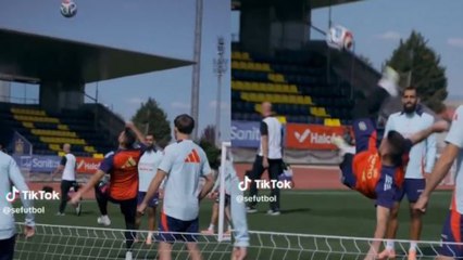 Los jugadores de la Selección se vuelven locos con esta chilena de Unai Simón