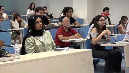 Yılllarca öğretmenlik yapıp emekli oldu; şimdi de 63 yaşında üniversite öğrencisi oldu!