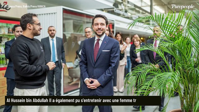 Le fils de Rania de Jordanie dans Paris avec son épouse et jeune maman, ils ont rencontré une femme française très influente