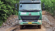Unstoppable HOWO Truck Working Hard in the Mud – Heavy Duty Challenge!