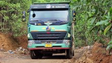 Powerful HOWO Dump Truck Hauling Tons of Earth – Extreme Construction Work!