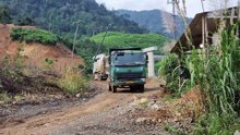 Amazing HOWO Dump Truck Transporting Dirt on Rough Roads – Full Power Test!