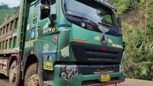 Incredible Power! HOWO Truck Loading and Dumping Earth at Job Site!