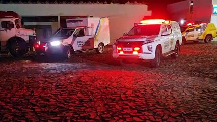 Corpo de vítima de homicídio é recolhido pelo IML