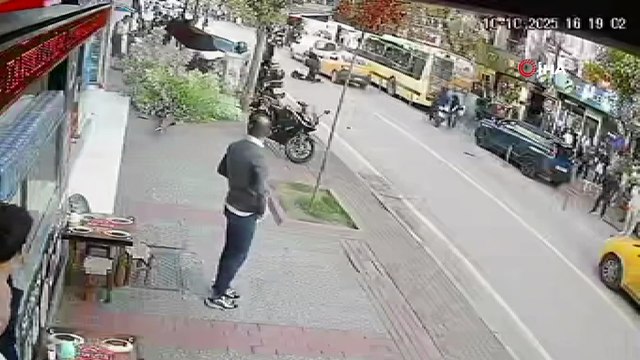 Sürücüsünün yayaya çarpmamak için manevra yaptığı otomobil kaldırıma çıktı; o anlar kamerada