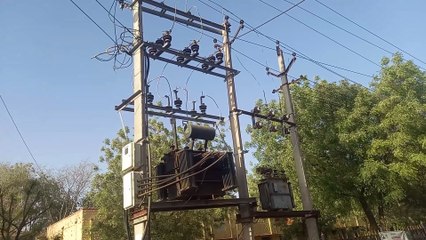 बिजली के तारों में उलझा शहर, बाजारों के ऊपर मौत का मकडज़ाल