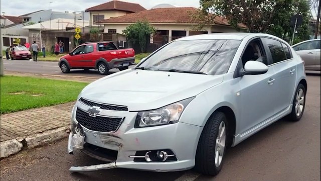 Clio capota após colisão no Bairro Coqueiral e mulher fica ferida