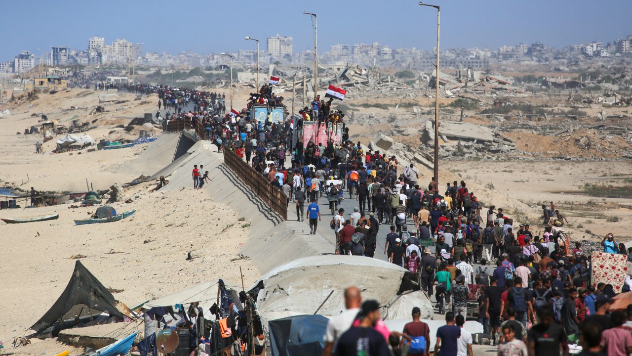 VIDEO | Miles de palestinos retornan a Gaza tras el repliegue de las tropas israelíes
