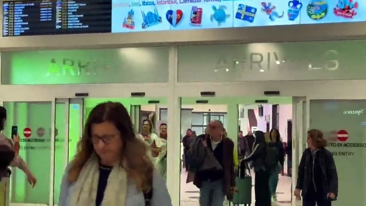 Il medico trentino Riccardo Corradini accolto all'aeroporto di Torino: tra gli abbracci e al grido di "Free Palestine"