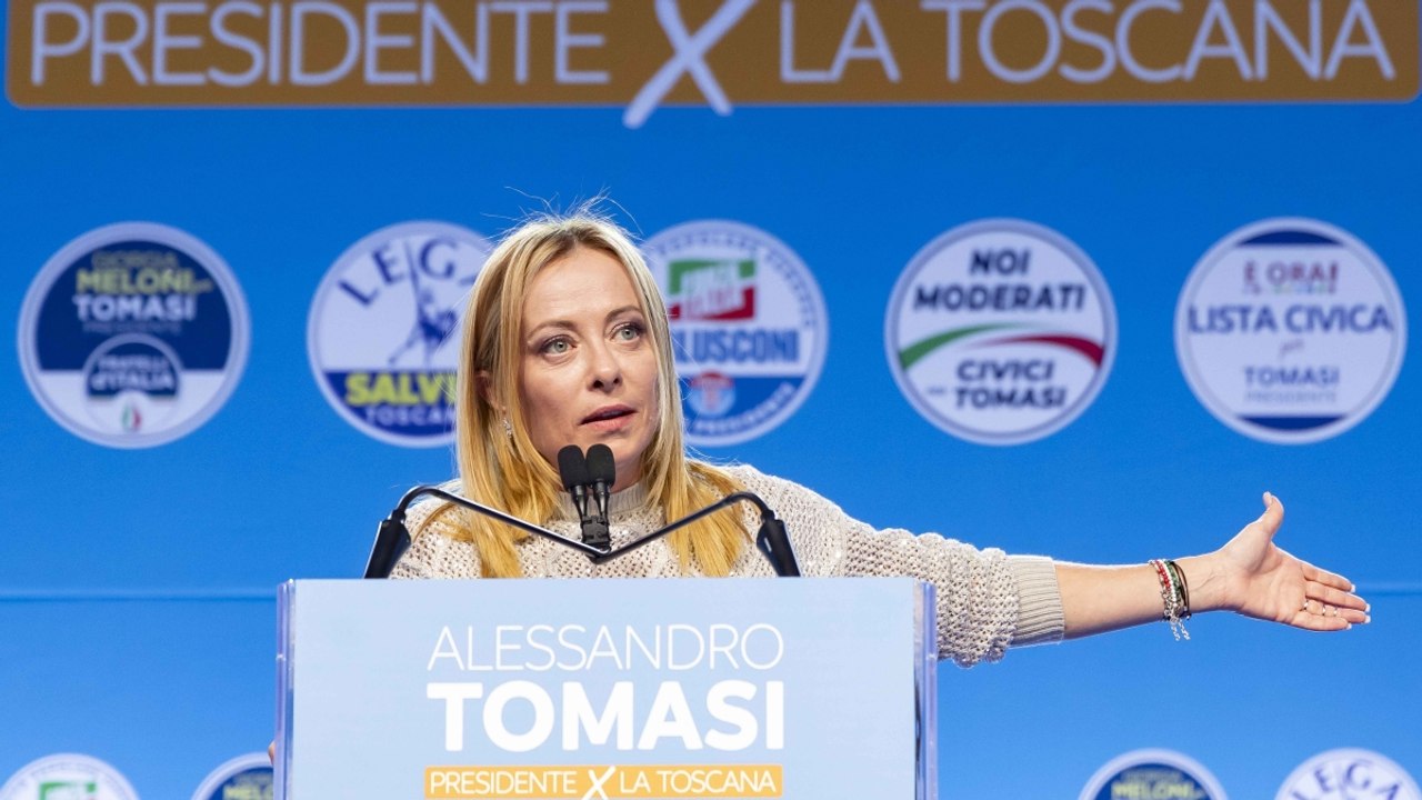 Il coro per Meloni "C'è solo un Presidente" sul palco a Firenze, lei: «Faccio questa vita solo per l'amore che ho per voi»