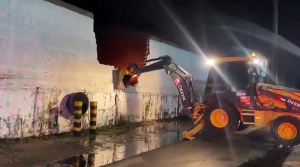 Bombeiros derrubam muro de fábrica para combates as chamas