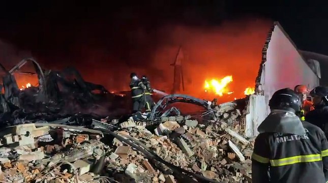 Bombeiros combatem incêndio em fábrica de descartáveis em Maceió