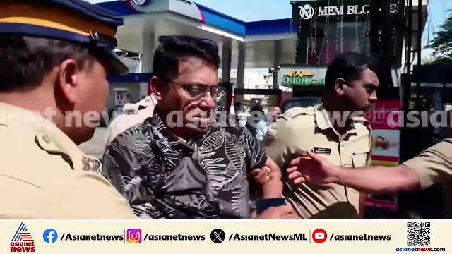 കരി ഓയിൽ ദേഹത്തൊഴിച്ച് പ്രതിഷേധം നടത്തിയവരെ ബലപ്രയോഗത്തിലൂടെ നീക്കി പൊലീസ്