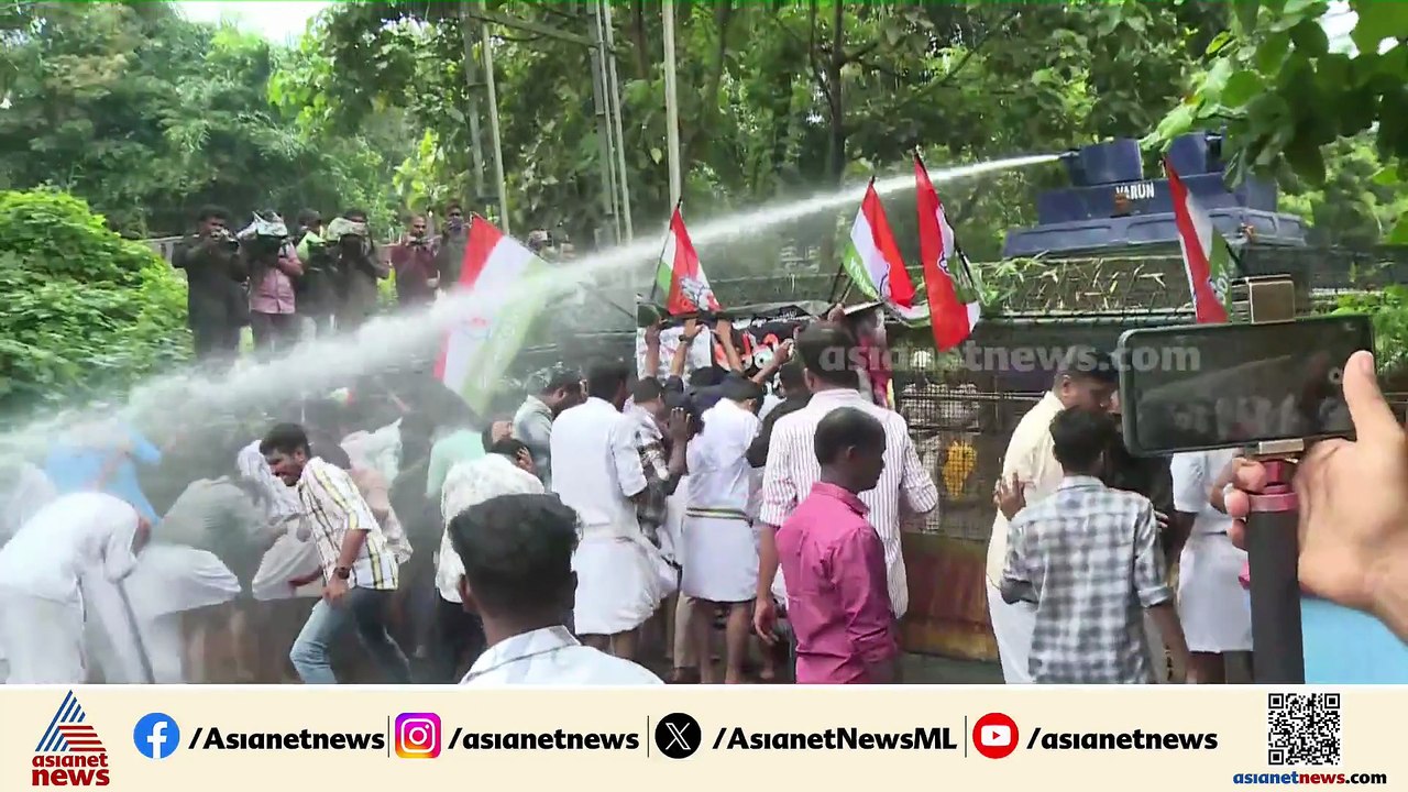 കാഞ്ഞങ്ങാട് യൂത്ത് കോൺഗ്രസ് പ്രതിഷേധം; ജലപീരങ്ക...