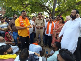 पुलिस प्रशासन समझाइश करते हुए।
