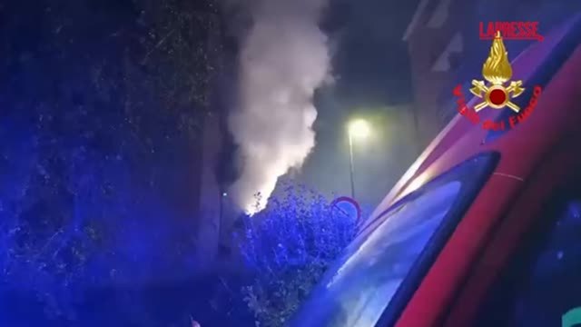 Le immagini dell'incendio a Cornaredo: la densa colonna di fumo che esce dalle finestre dell'edificio