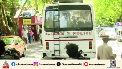 കൊച്ചിയിൽ മുഖ്യ മന്ത്രിക്ക് നേരെ കരിങ്കൊടി കാട്ടി യൂത്ത് കോൺഗ്രസ് പ്രതിഷേധം