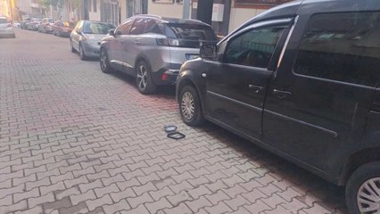 Araçların aynalarını yumruklayarak kırdı; o anlar güvenlik kamerasına yansıdı