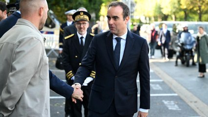 Sébastien Lecornu, reconduit, en déplacement au commissariat de l'Haÿ-les-Roses