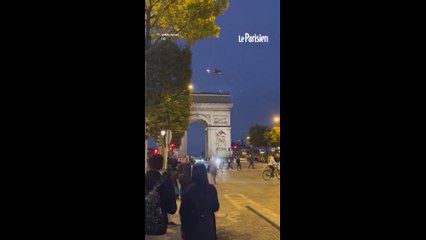 Évacué par hélicoptère au-dessus de l’Arc de Triomphe
