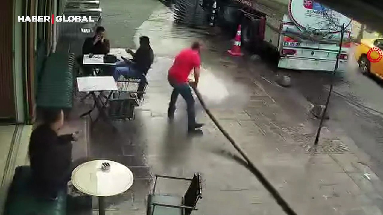 Şov yapmak isteyen esnaf tazyikli suyun azizliğine uğradı, o anlar güldürdü