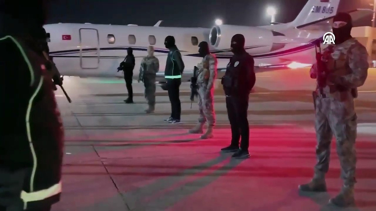 Bakan Yerlikaya, "uyuşturucu baronu" ile suç örgütü üyesinin BAE'de yakalanarak Türkiye'ye getirildiğini duyurdu