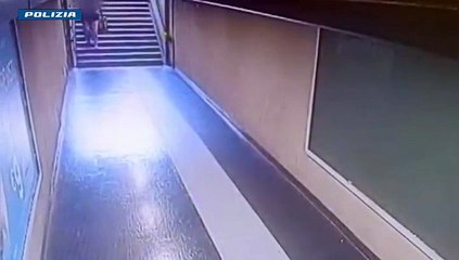 Insegue una donna nel sottopasso di piazza Abbiategrasso e le strappa la collanina: il video