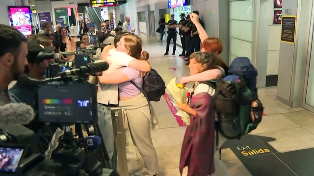 Cuatro de los españoles de la segunda flotilla detenidos por Israel regresan a España