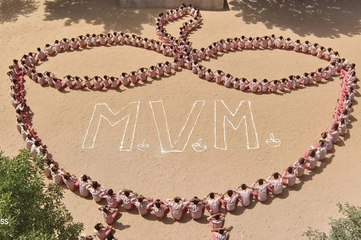 मानव शृंखला बना कर दी दिवाली की बधाई, छाई खु​शियां