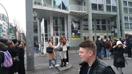 Le Checkpoint Charlie, Poste-Frontières de Berlin qui, Lors de la Guerre Froide, Permettait de Franchir Le Mur Qui Divisait La Capitale Allemande entre Le Secteur Ouest et Le Secteur Est.