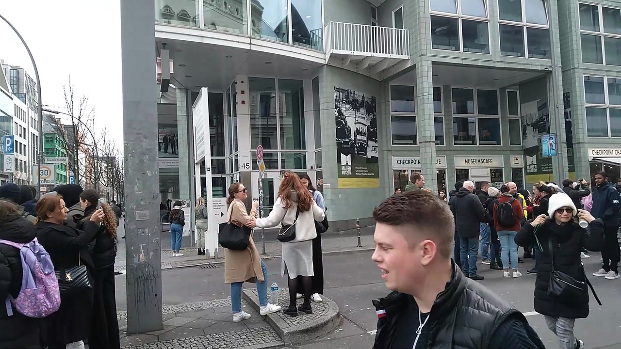 Le Checkpoint Charlie, Poste-Frontières de Berlin qui, Lors de la Guerre Froide, Permettait de Franchir Le Mur Qui Divisait La Capitale Allemande entre Le Secteur Ouest et Le Secteur Est.