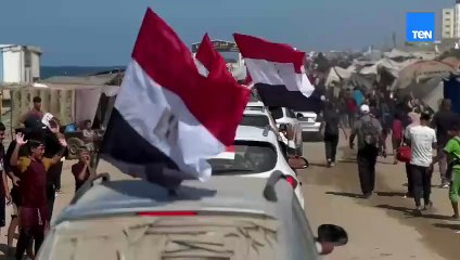 مصر تسير قافلة مساعدات ضخمة على طول شارع الرشيد الساحلي لقطاع غزة